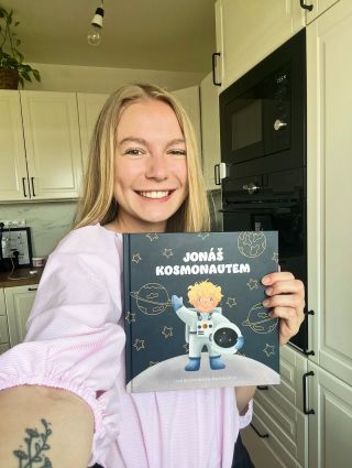 KnihuJonáš kosmonautem už koupíte i na mém e-shopu ❤️🧑🏻‍🚀 Tahle pohádka v sobě nese příběh těch nejmenších bojovníků —...